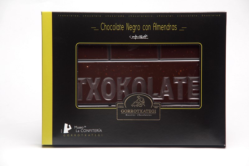 Estuche de chocolate negro con almendras